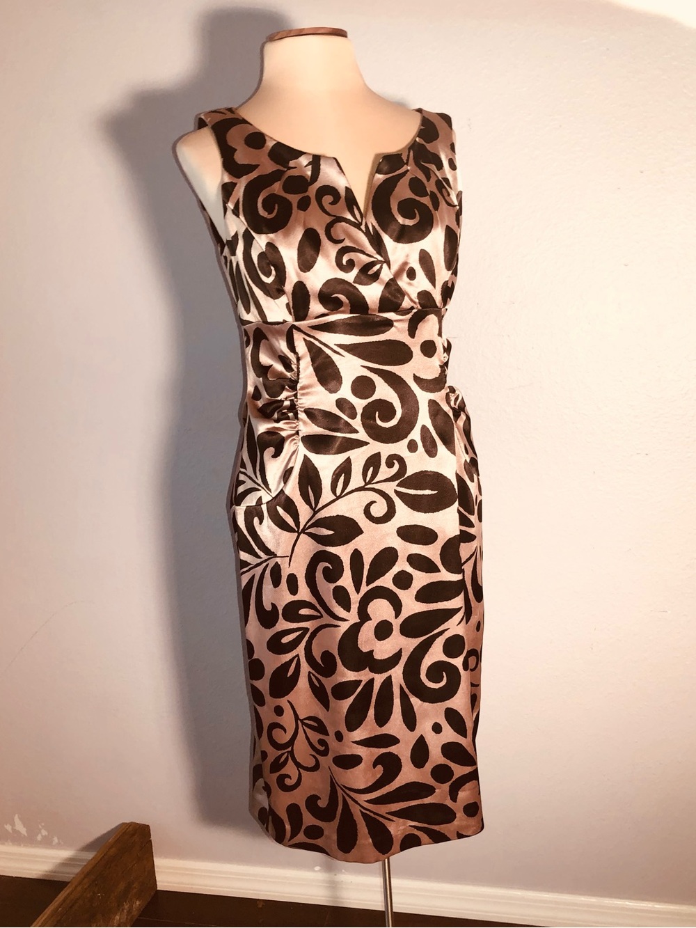 London Times Satin Floral Midi Sheath Dress Champagne Black Sz 10 EUC L LBD